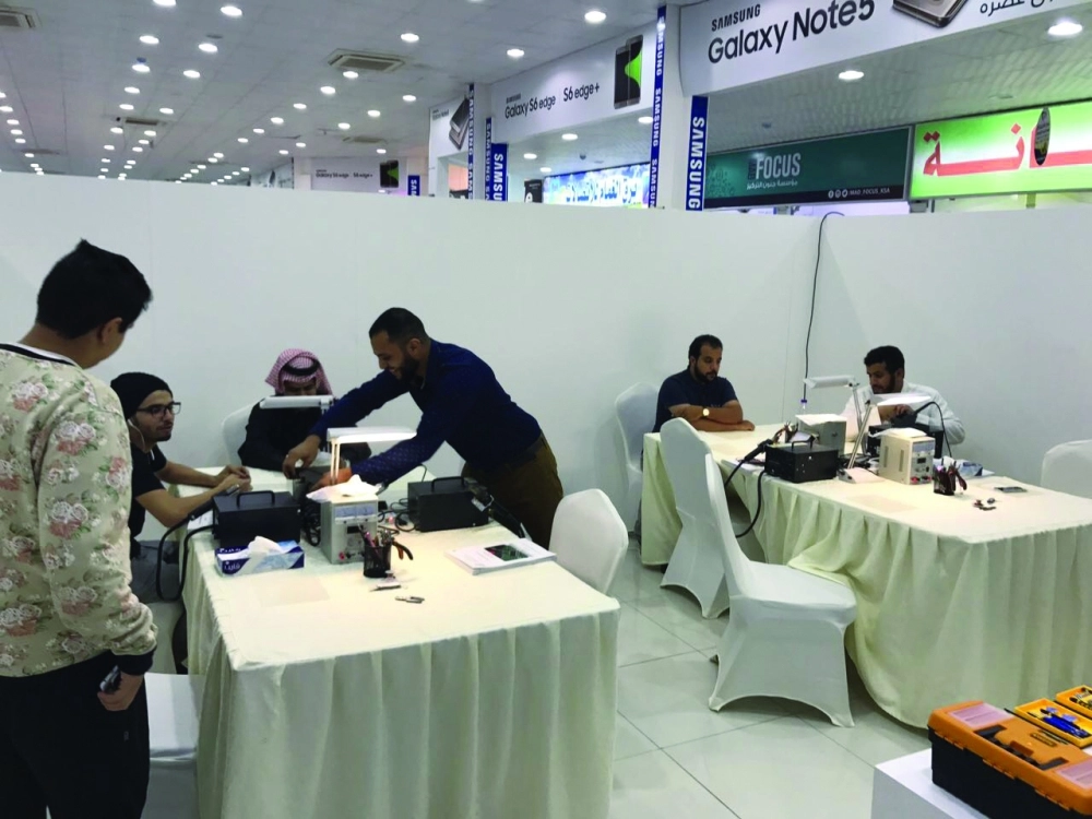 جانب من الفرص التدريبية التي أقيمت في قطاع الاتصالات ضمن برنامج «دروب»                      (مكة)