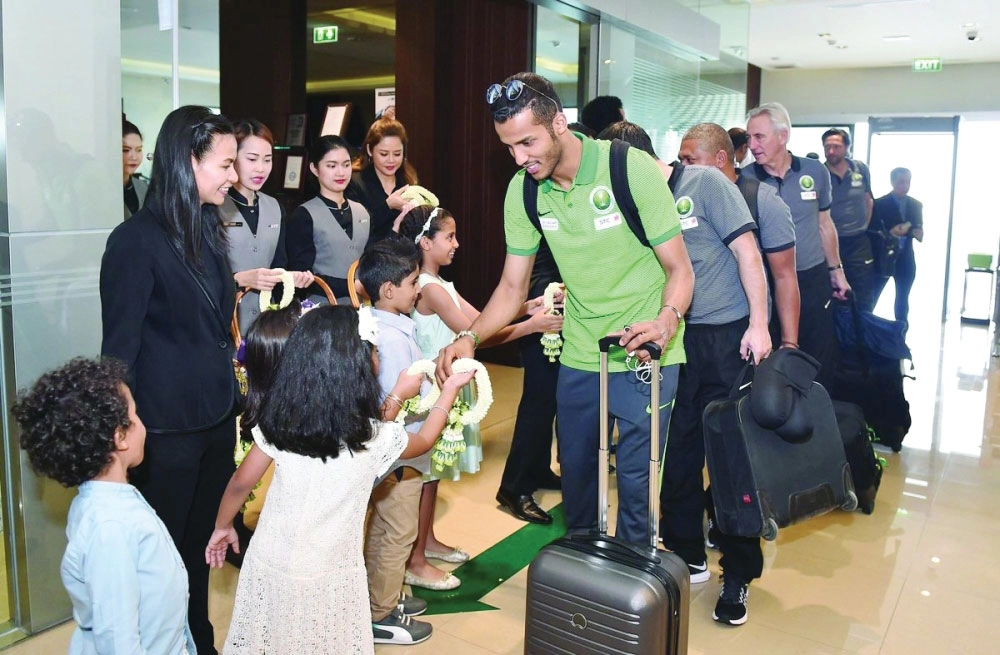  أطفال استقبلوا بعثة الأخضر بالورود                                                                                                                     (مكة)