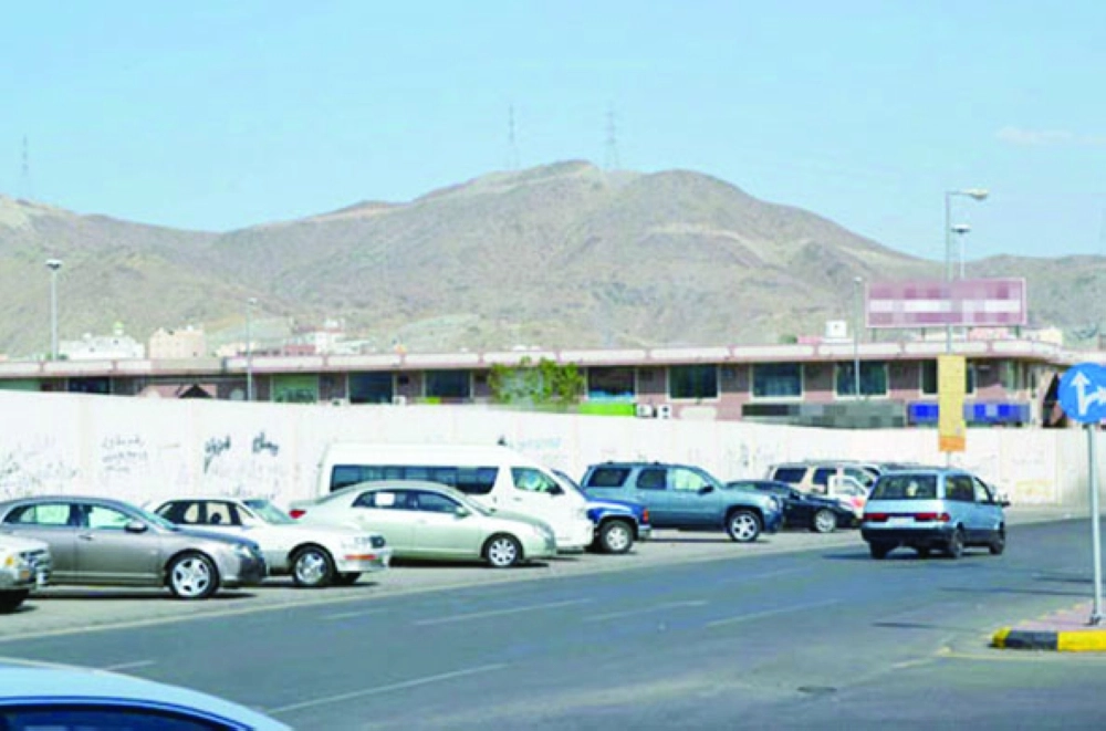 سيارات معروضة للبيع في أحد الشوارع                                 (مكة)