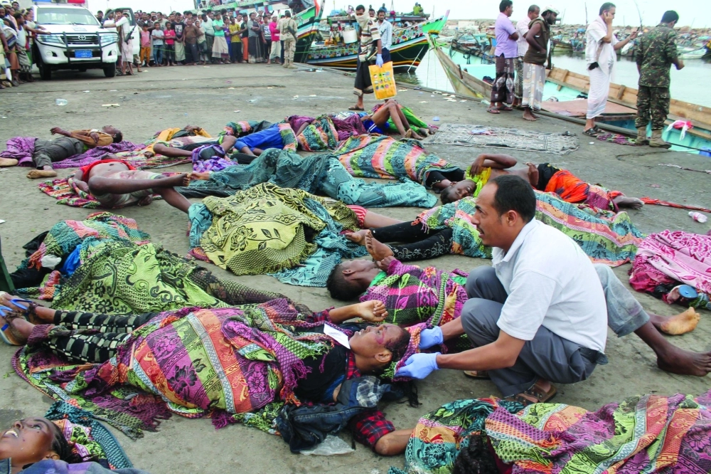 جثث مهاجرين صوماليين استهدفت سفينتهم مروحية حوثية أمام ساحل الحديدة       (إ ب أ) 