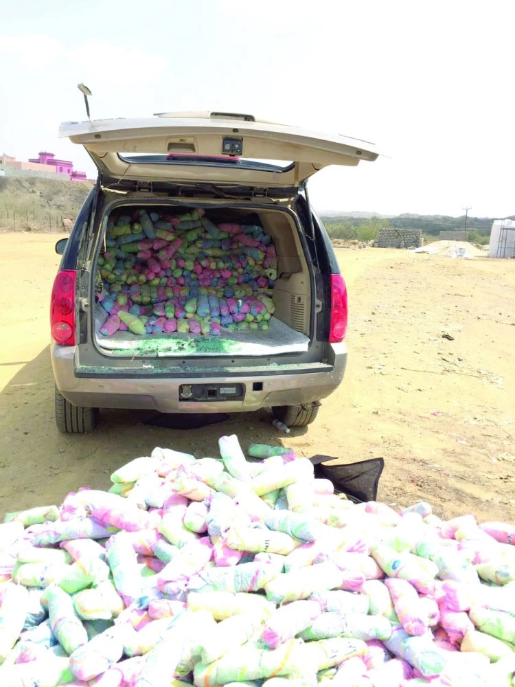 حزم القات بعد ضبط مهربها   