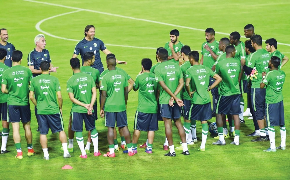 مارفيك يحيط اللاعبين بالتوجيهات قبل بدء الحصة التدريبية أمس                                                                                            (مكة)