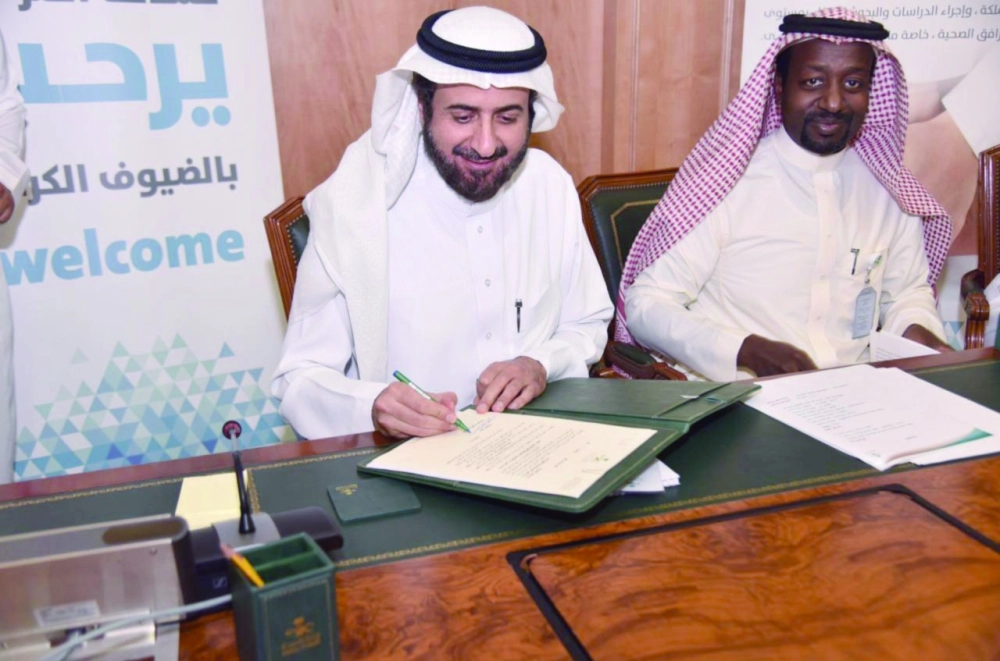 توفيق الربيعة لدى تدشينه المركز أمس (واس)