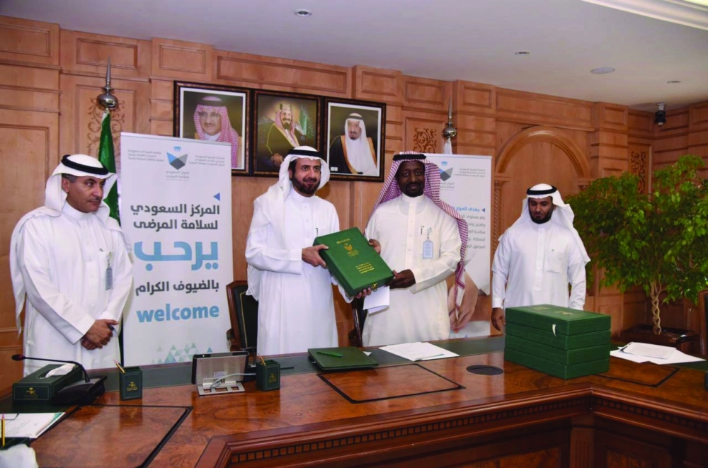 توفيق الربيعة لدى تدشينه المركز أمس                                                                                                                     (واس)