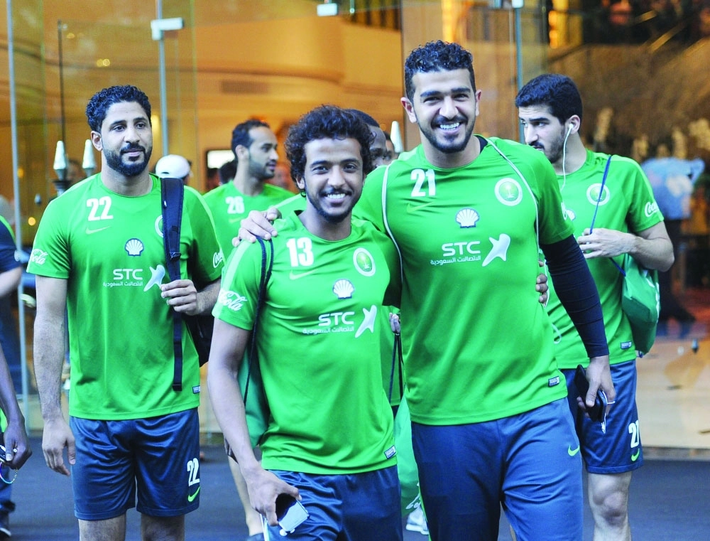 لاعبو الأخضر خلال توجههم للملعب لأداء التدريب