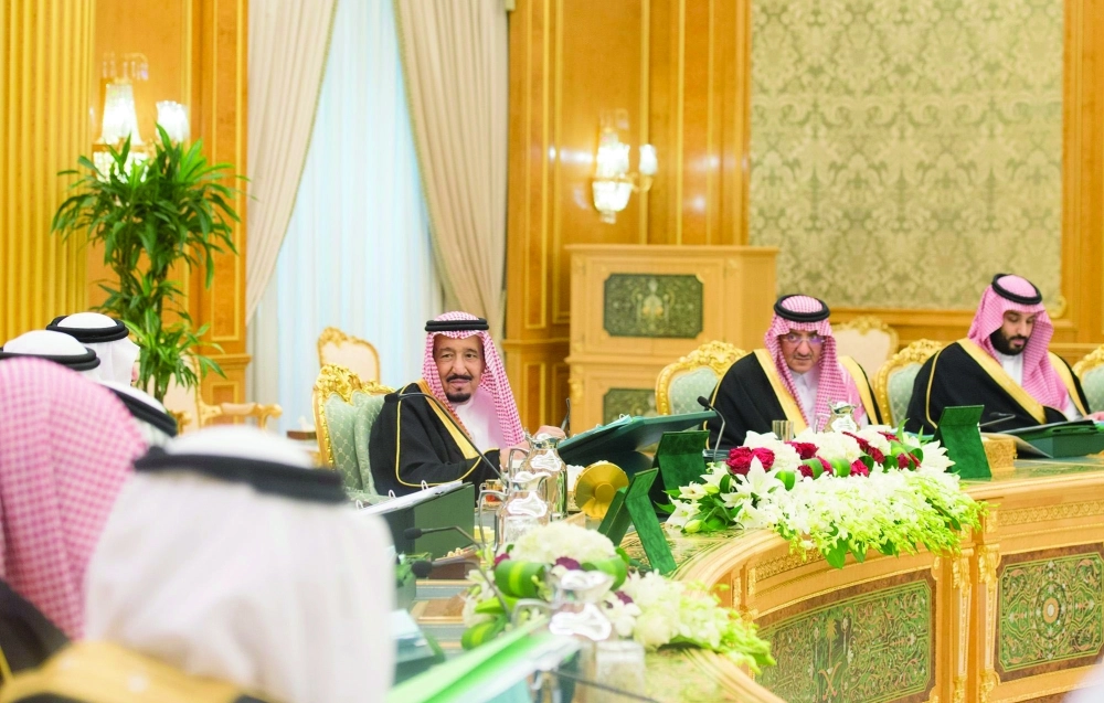 الملك سلمان خلال ترؤسه جلسة المجلس في قصر اليمامة بالرياض اليوم بحضور ولي العهد وولي ولي العهد (واس)