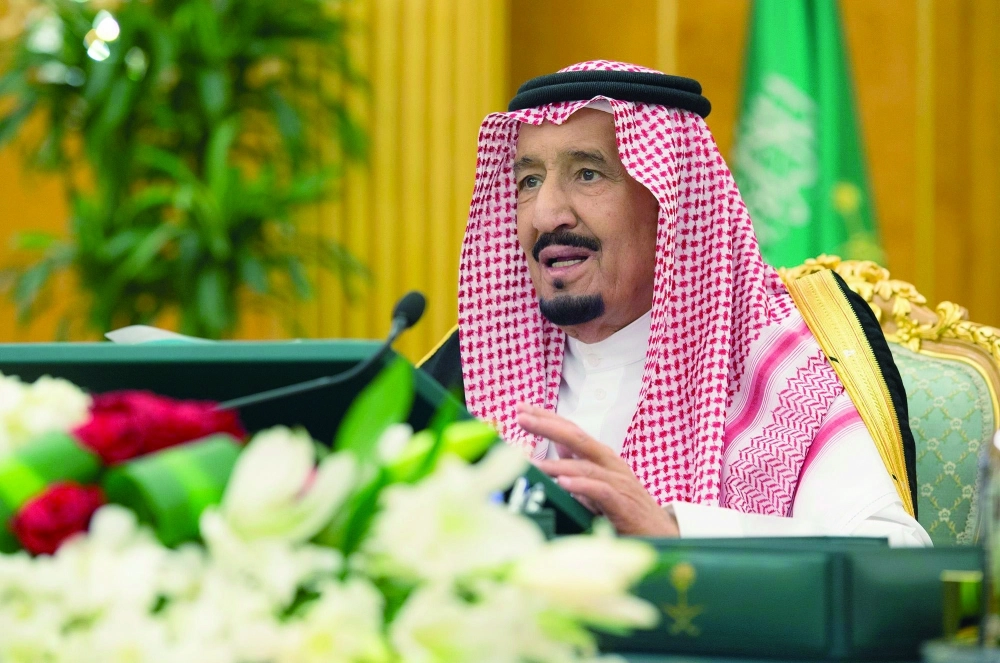 الملك سلمان خلال ترؤسه جلسة المجلس في قصر اليمامة بالرياض اليوم (واس) 