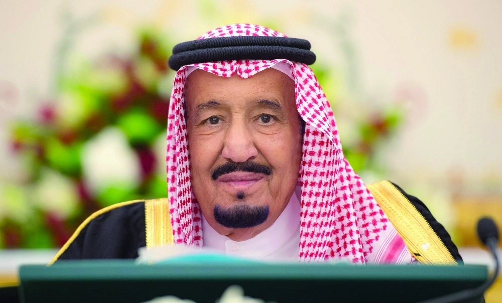 الملك سلمان خلال ترؤسه جلسة المجلس في قصر اليمامة بالرياض اليوم (واس)  