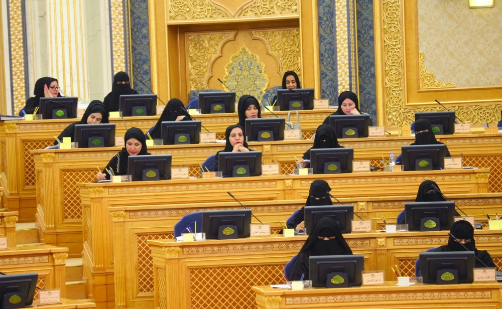  عضوات شورى خلال جلسة أمس                 (واس)