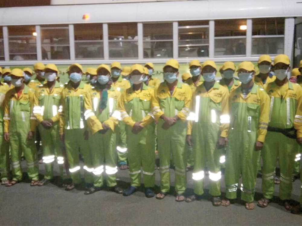 توعية العمال قبل ركوب الحافلات بأهمية الكمامات                                              (مكة)