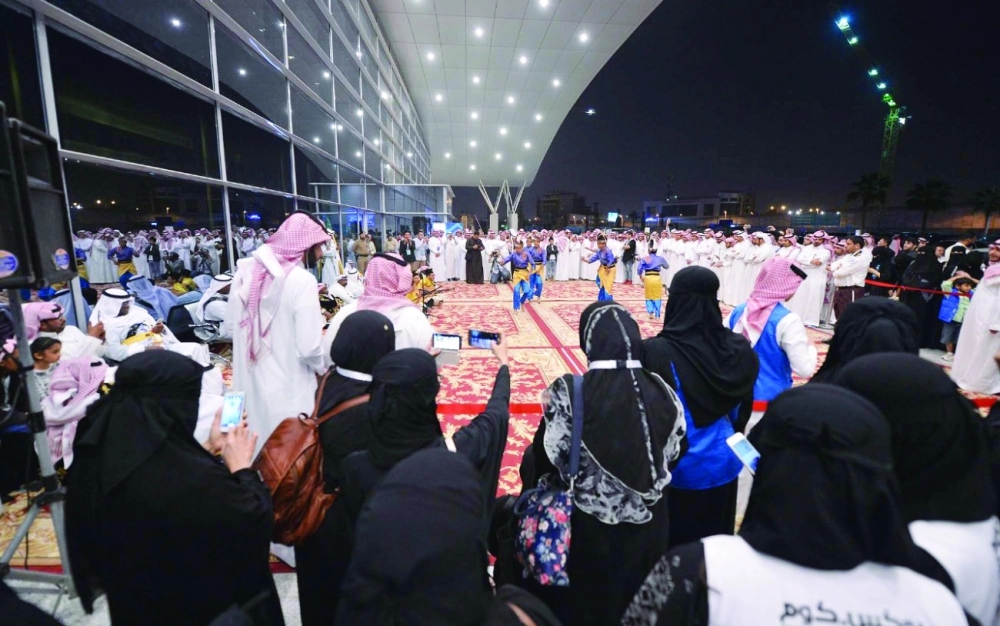 جانب من حضور معرض الكتاب بالرياض                      (مكة)