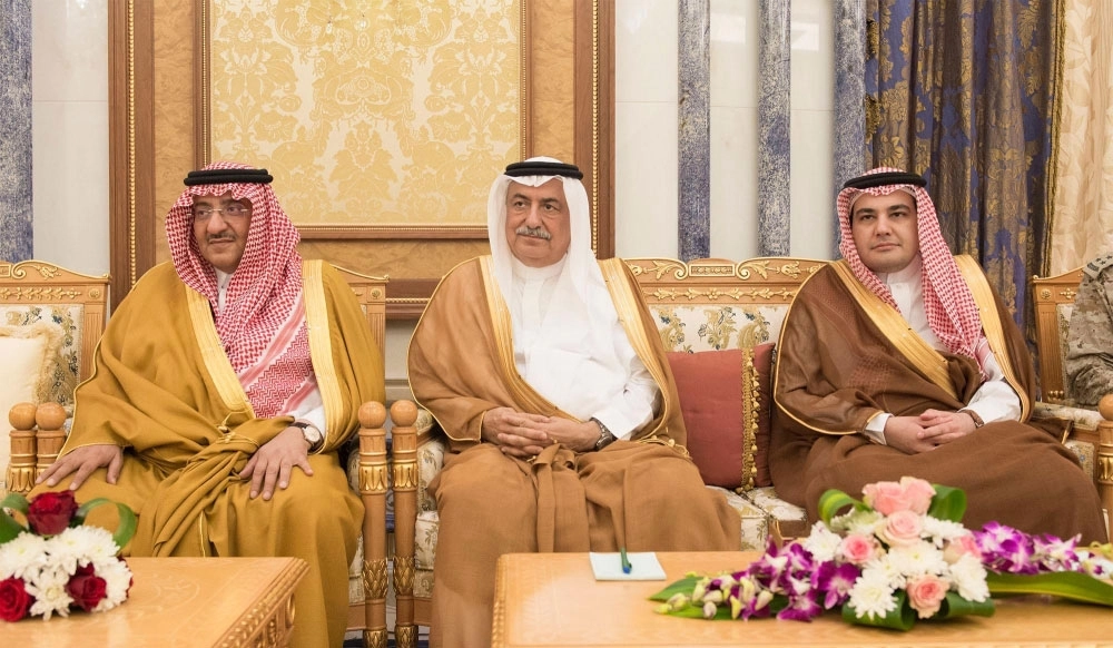 الأمير محمد بن نايف وإبراهيم العساف وعادل الطريفي خلال اللقاء