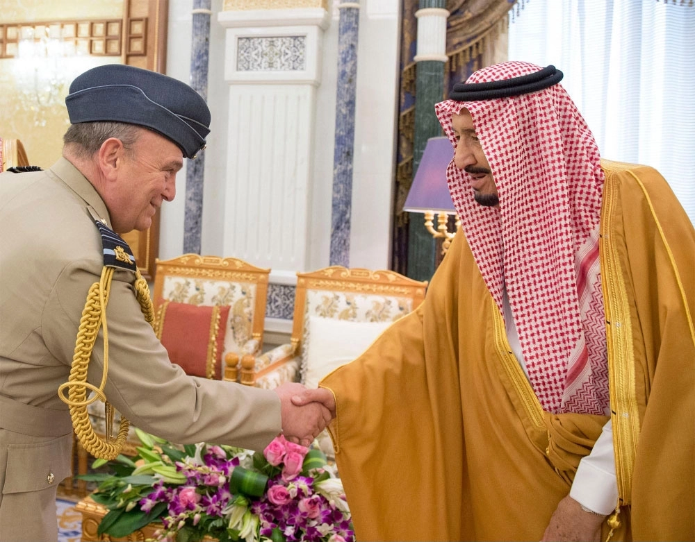  الملك سلمان لدى استقباله جوي ستيوارت 