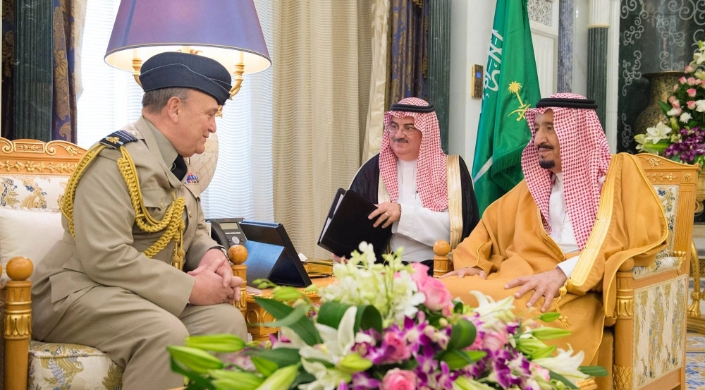  الملك سلمان لدى استقباله جوي ستيوارت بيتس في مكتبه بقصر اليمامة أمس (واس)