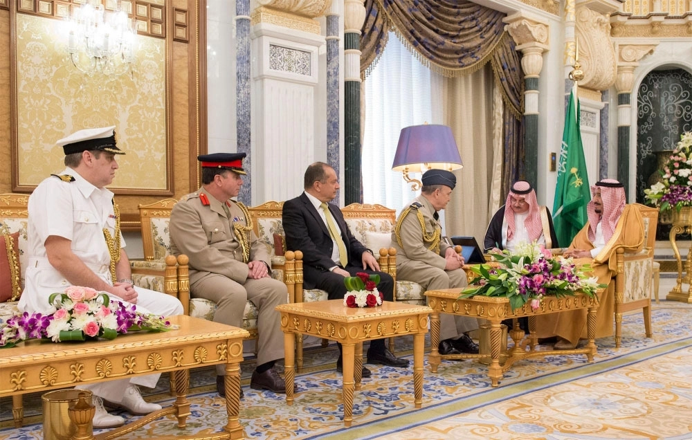  الملك سلمان لدى استقباله جوي ستيوارت بيتس في مكتبه بقصر اليمامة أمس (واس)