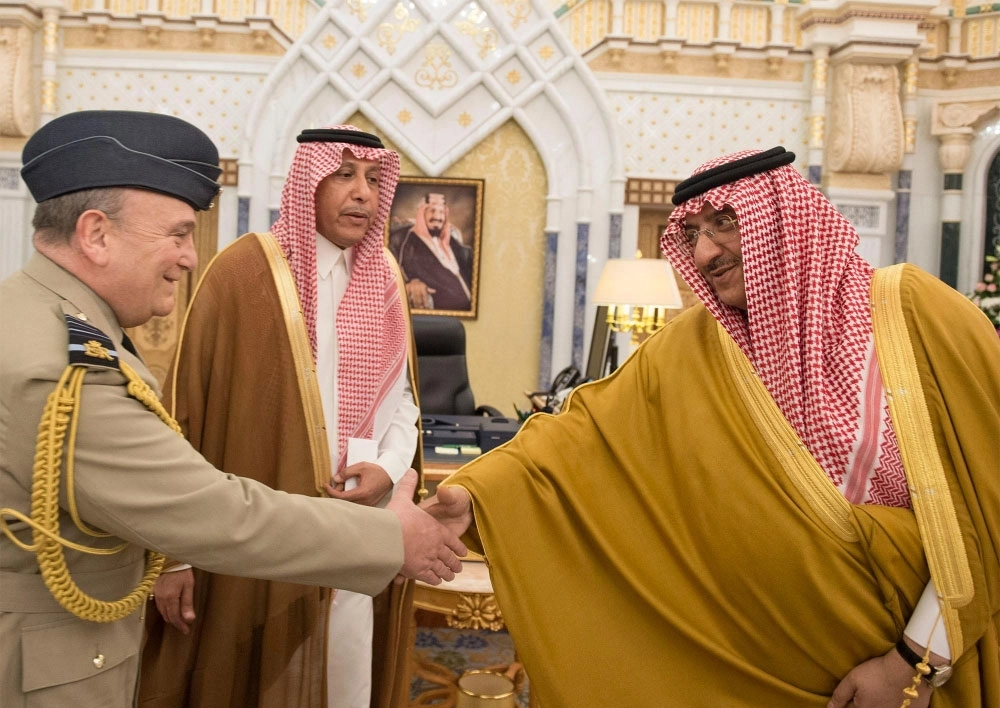 الأمير محمد بن نايف مصافحا جوي ستيوارت بيتس خلال الاستقبال