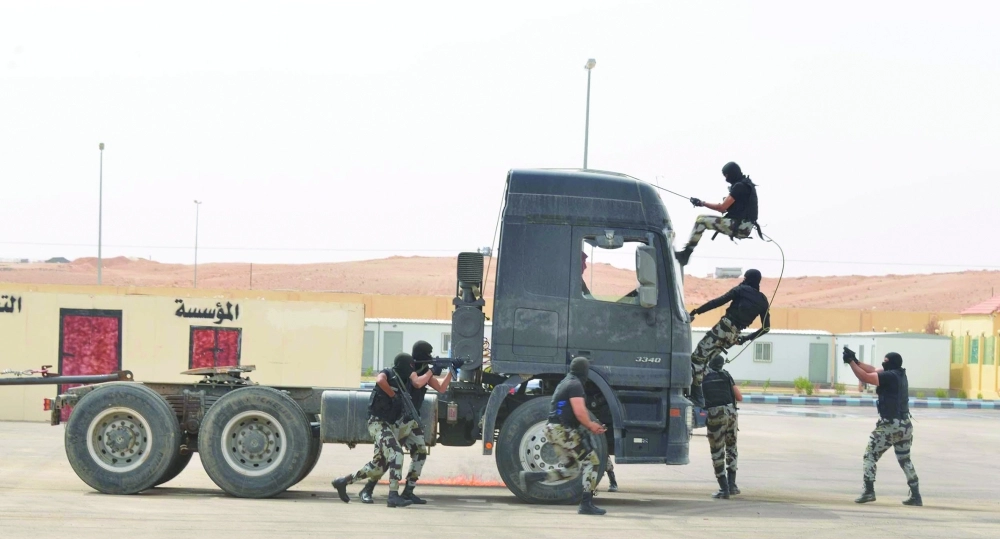 من التدريبات خلال تخريج دورة مهام وواجبات قوات الطوارئ الخاصة الثانية                                                        (واس)