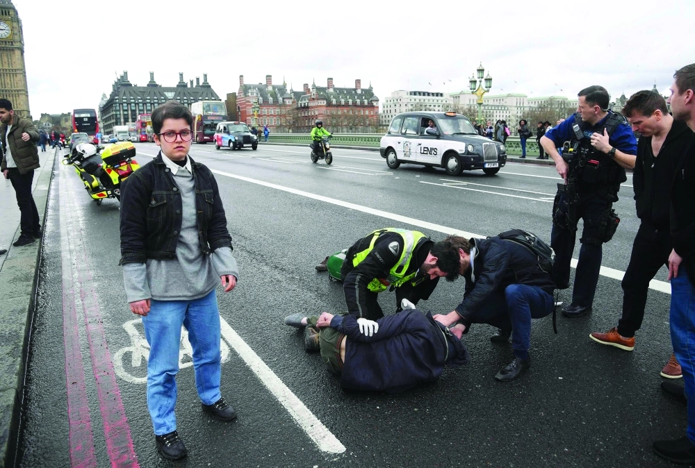مصاب على جسر ويستمنستر قرب البرلمان        (رويترز)