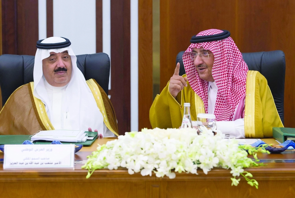 ولي العهد لدى ترؤسه جلسة مجلس الدفاع المدني أمس بحضور متعب بن عبدالله              (واس)