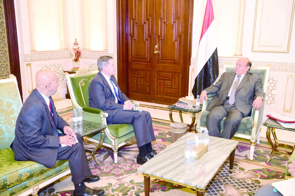 هادي مستقبلا السفير الأمريكي لدى اليمن، بعدن أمس                              (سبأ نت)