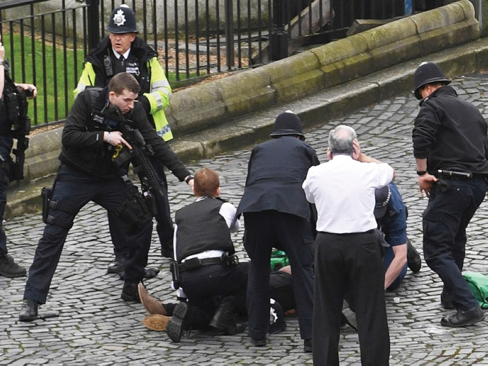 لحظة القبض على مهاجم الشرطي بالقرب من البرلمان (أب)