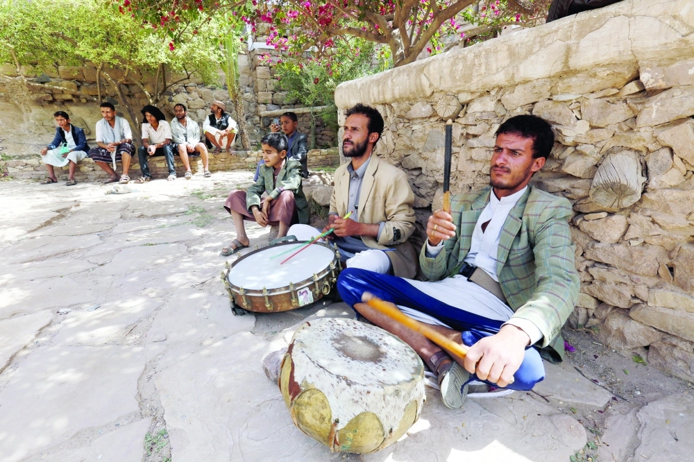 يمنيان يقرعان طبلين وآخران يرقصان رقصة تقليدية في موقع تاريخي على مشارف صنعاء أمس                                                              (إ ب أ)