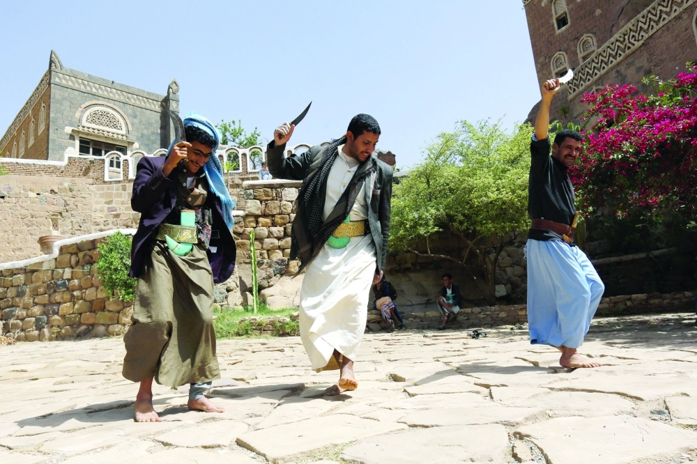 يمنيون يقرعون الطبول ويرقصون رقصات تقليدية في موقع تاريخي على مشارف صنعاء (إ ب أ)