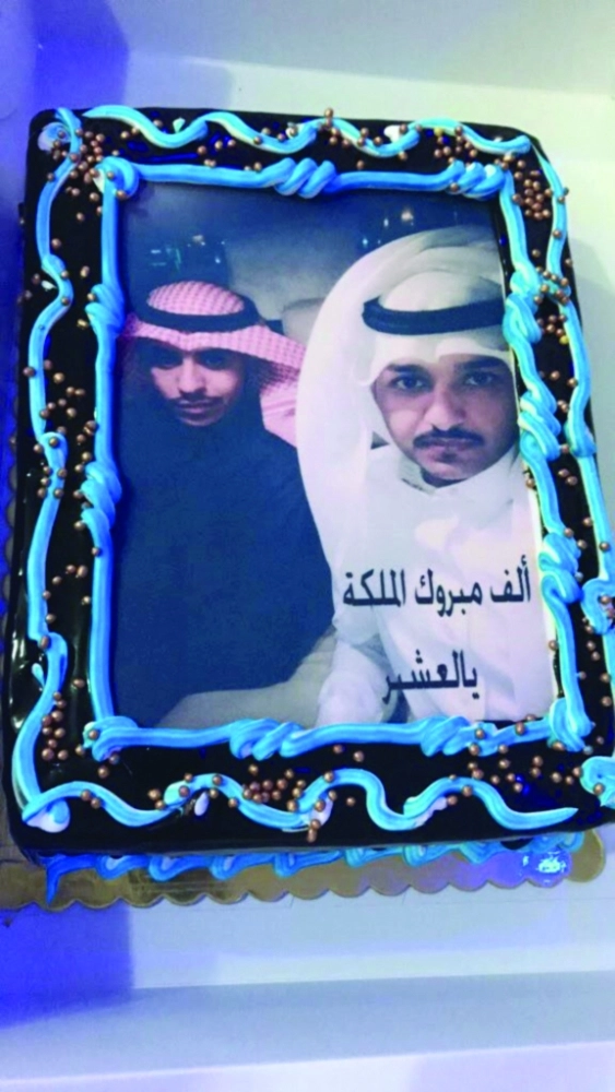 قالب حلوى يحمل صورة الشهيد وصديقه