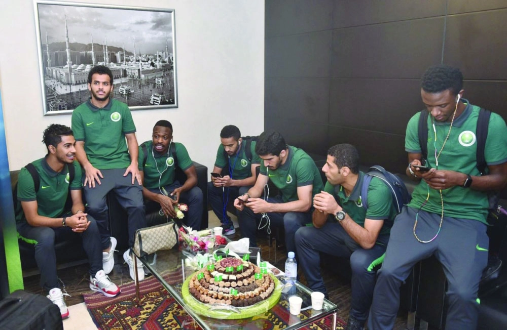 لاعبو الأخضر يطمئنون ذويهم عقب الوصول 