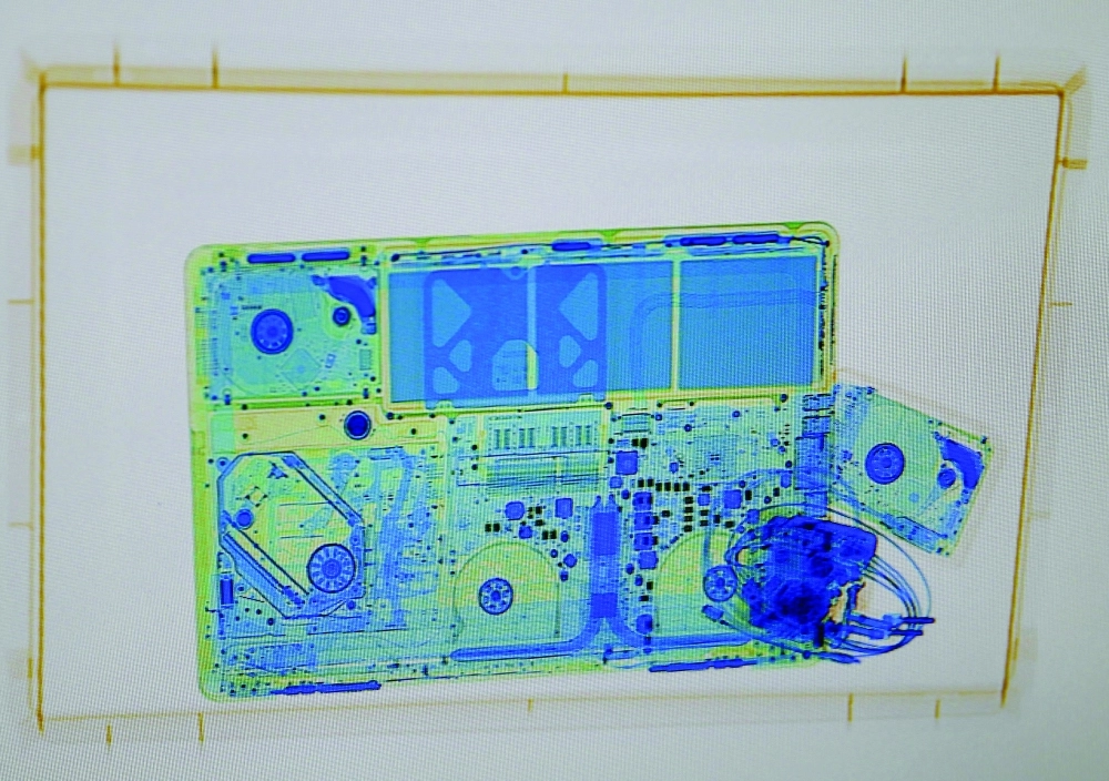 جهاز مطار سراييفو الدولي يكشف وجود لابتوب بحقيبة أحد المسافرين      (رويترز)