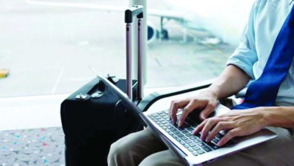 -اصطحاب-الأجهزة-الإلكترونية-إلى-الطائرة.