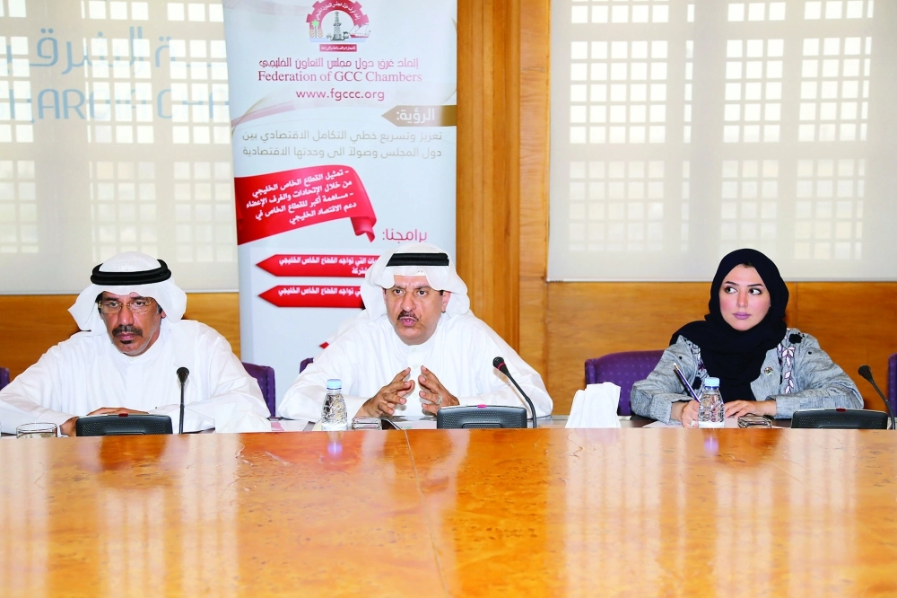 نقي يتوسط المؤتمر الصحفي بغرفة الشرقية أمس (مكة)