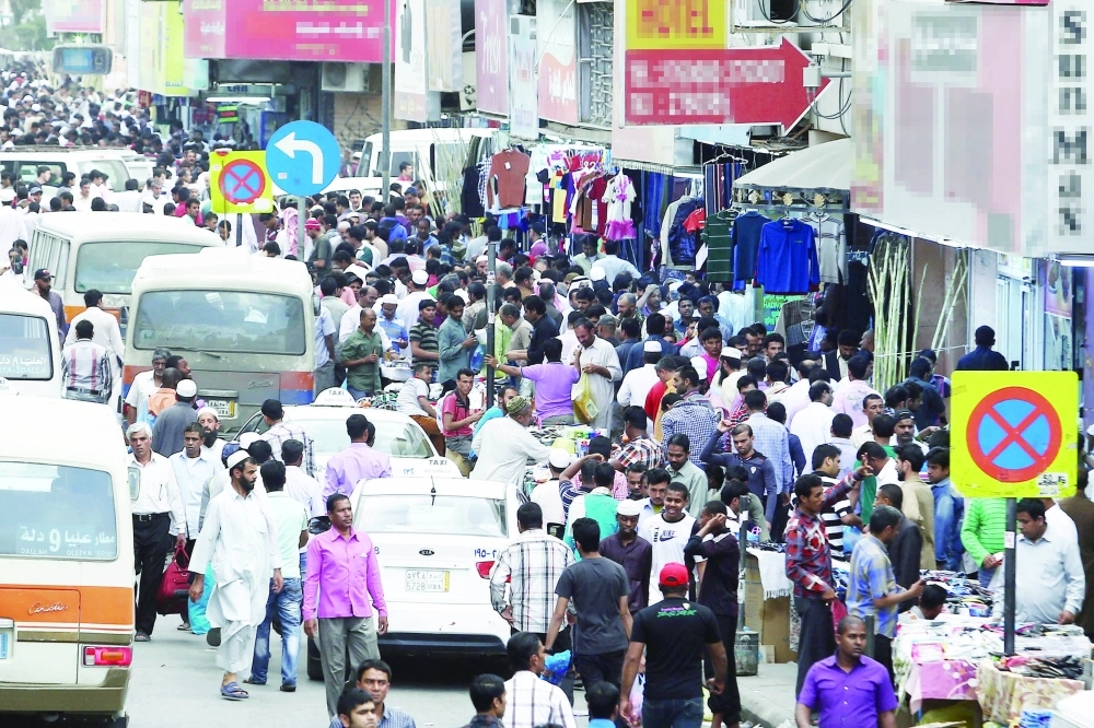 عمالة تمارس البيع والشراء في طرقات إحدى المدن السعودية                                                                                                 (مكة)