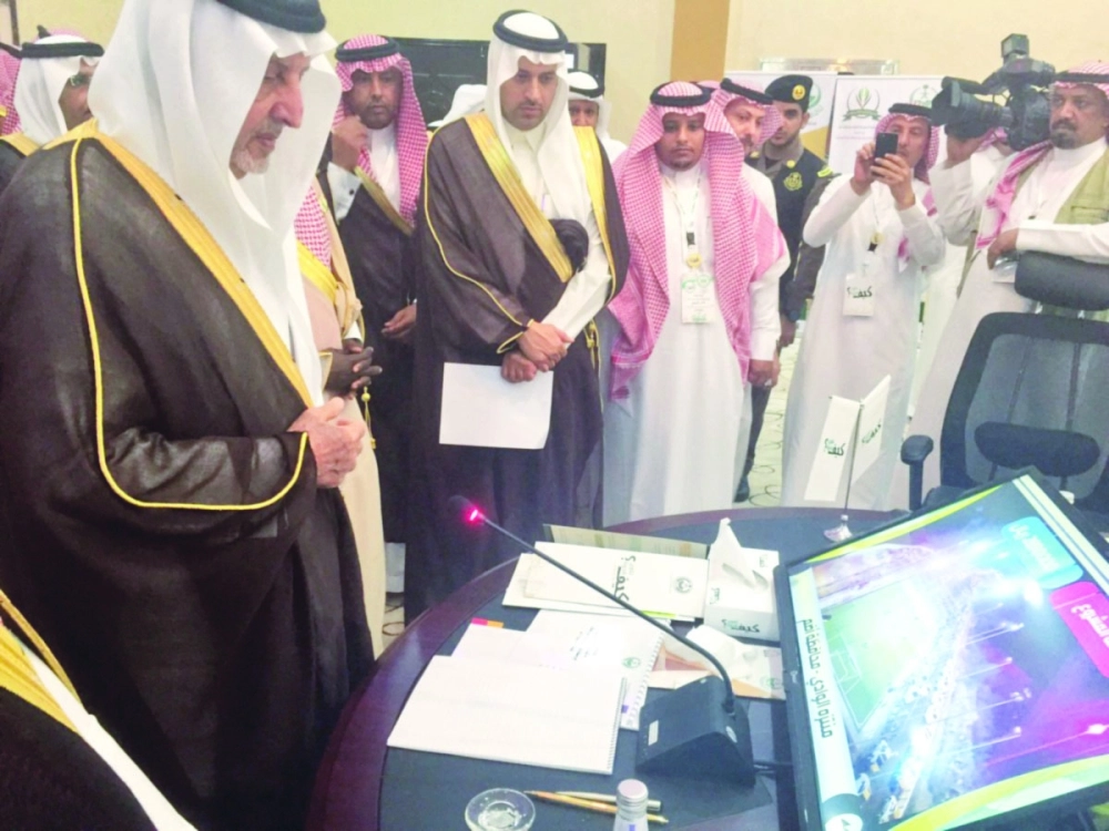 الفيصل خلال تدشين مشاريع بلدية في أضم (مكة)