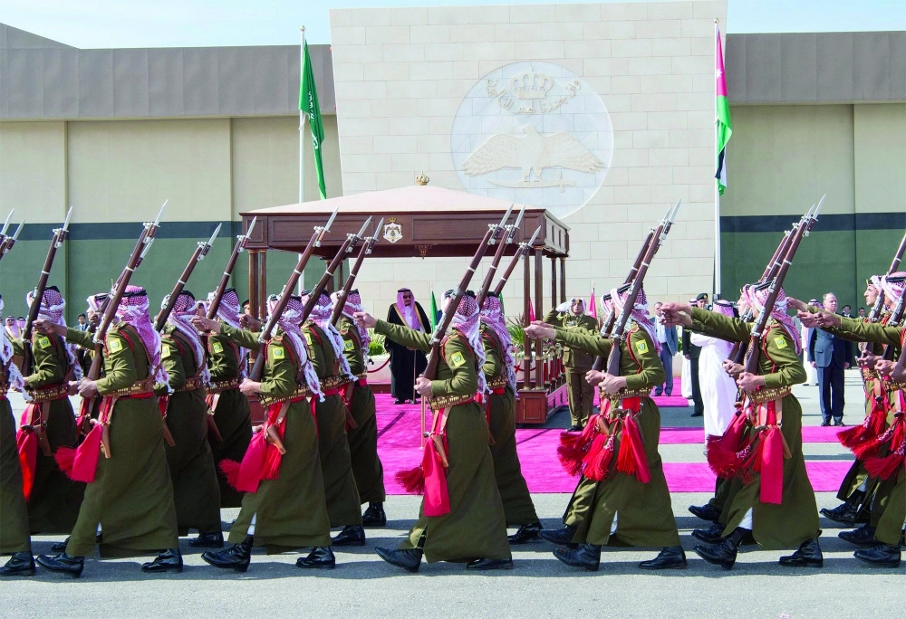 فصائل من حرس الشرف تستعرض أمام الملك سلمان 