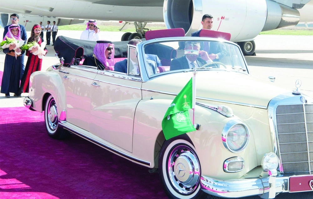 الملك سلمان متوجها إلى مقر إقامته في موكب رسمي يرافقه ملك الأردن  