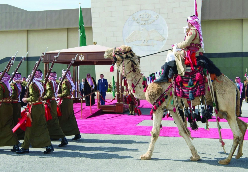 فصائل من حرس الشرف تستعرض أمام الملك سلمان  