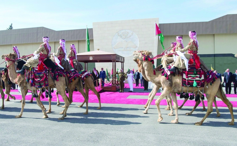 فصائل من حرس الشرف تستعرض أمام الملك سلمان  