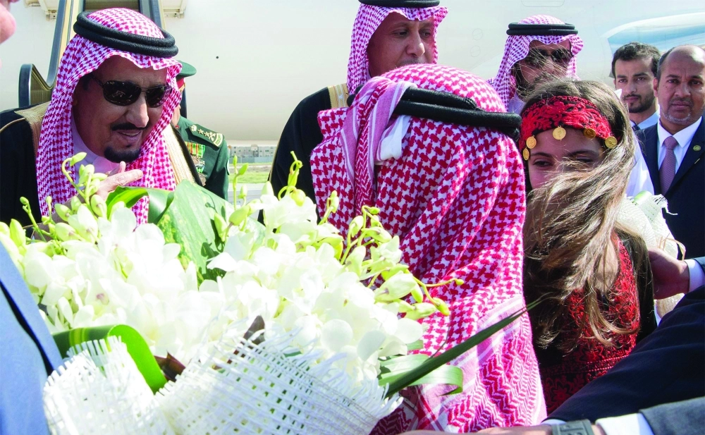 باقتا ورد تقدمان لخادم الحرمين من طفل وطفلة بهذه المناسبة