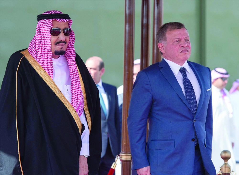 الملك سلمان وعبدالله بن الحسين خلال عزف السلامين الملكيين السعودي والأردني