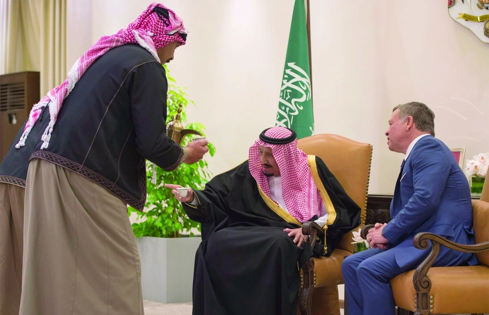 القهوة العربية تقدم لخادم الحرمين خلال الاستقبال