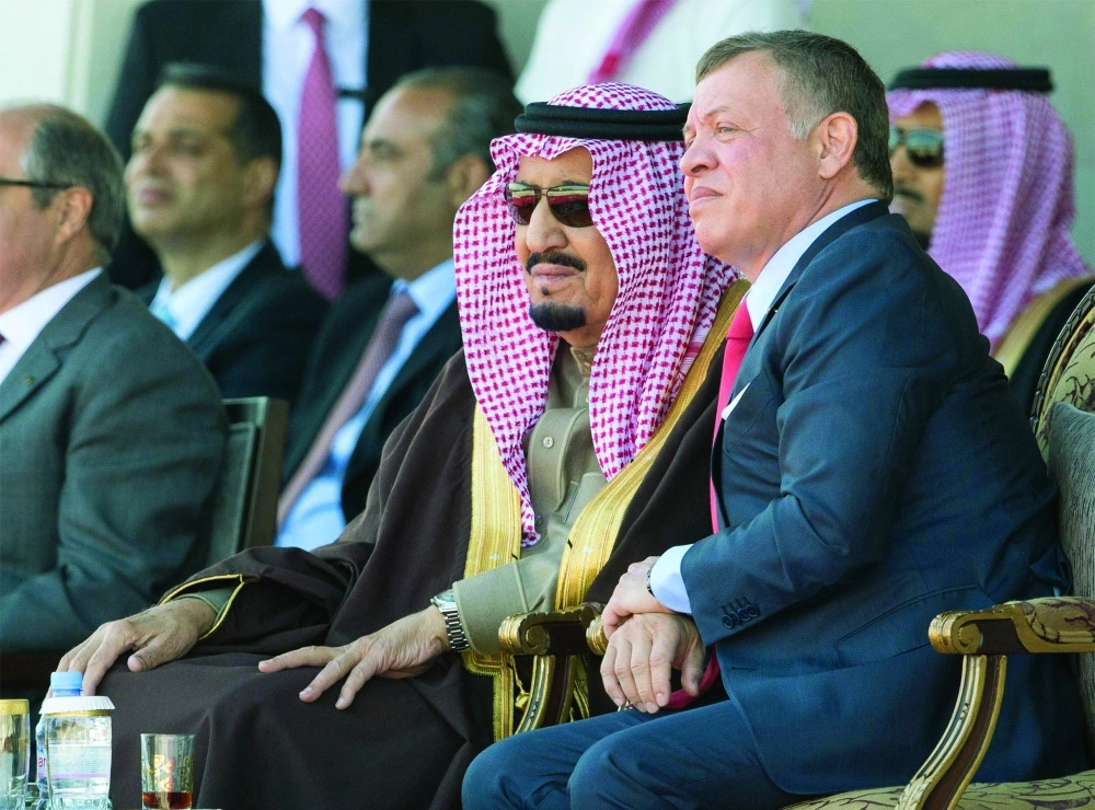 الملك سلمان والملك عبدالله الثاني خلال العرض العسكري في عمان (واس)