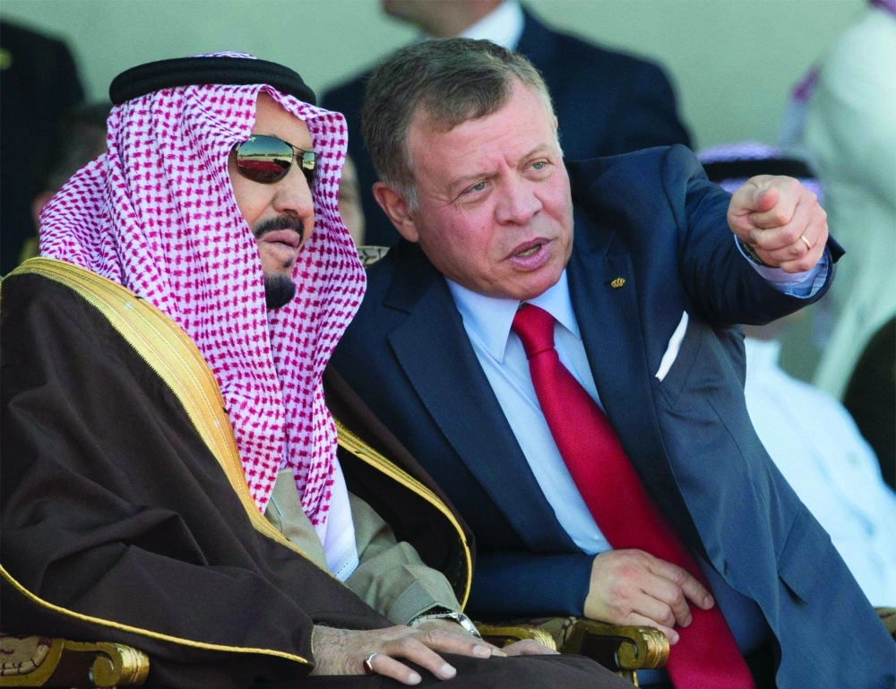 الملك سلمان والملك عبدالله الثاني خلال العرض العسكري في عمان (واس)