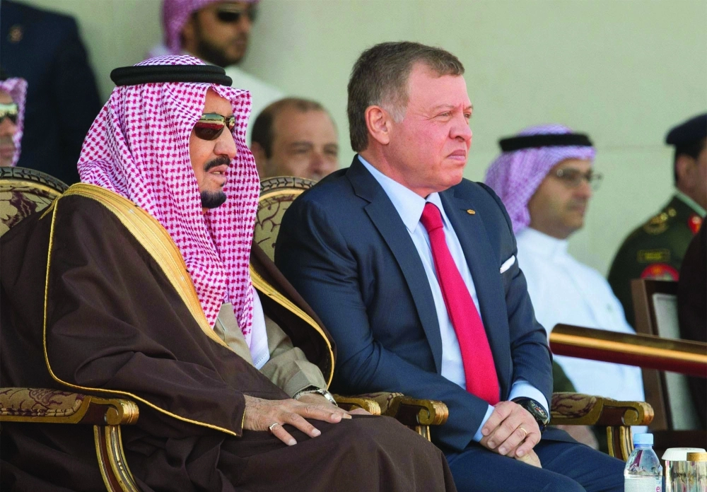 الملك سلمان والملك عبدالله الثاني خلال العرض العسكري في عمان (واس)