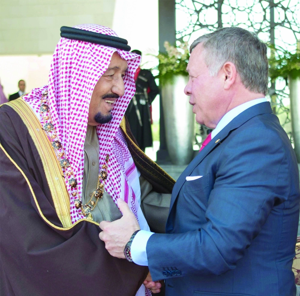 الملك سلمان خلال تقلده قلادة الشريف الحسين بن علي من الملك عبدالله الثاني