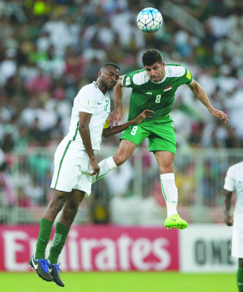 أسامة هوساوي في محاولة لإفسادة كرة عراقية