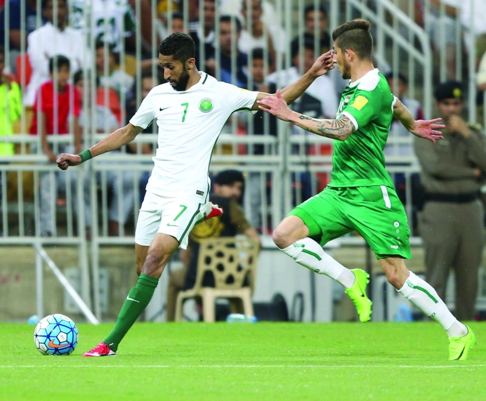 سلمان الفرج لحظة إرسال كرة لخط المقدمة