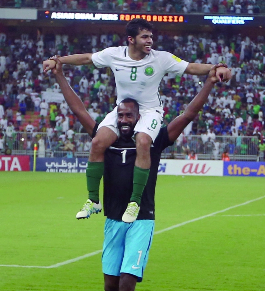 الشهري على أكتاف وليد عبدالله عقب مباراة العراق (علي القرني)