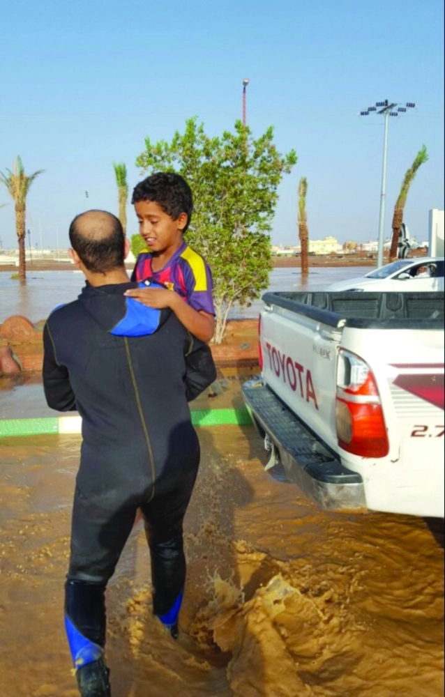  إنقاذ طفل من منزل أسرته المحتجزة  