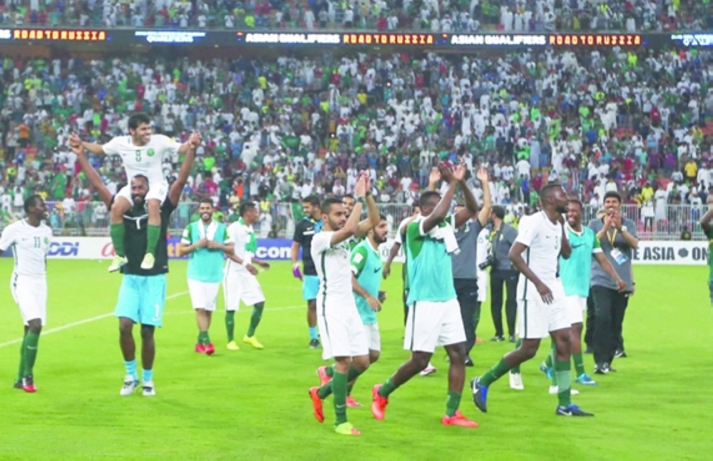 لاعبو الأخضر يحتفلون مع الجماهير الحاضرة بالفوز على العراق (علي القرني)